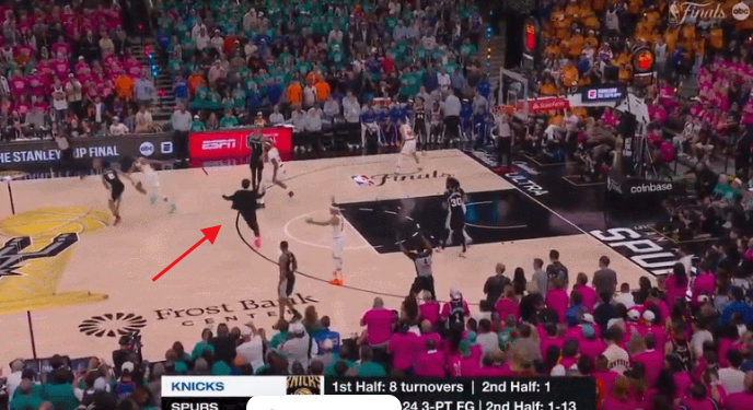 官宣罚单，冲入马刺主场和文班合影，男球迷受到什么处罚？|NBA|骑士|詹姆斯|文班亚马|圣安东尼奥马刺队_新浪体育_新浪新闻